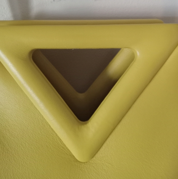 Bottega Veneta The Point Triangle Yellow Mustard Calf Leather Small Crossbody - Picture 4 of 11